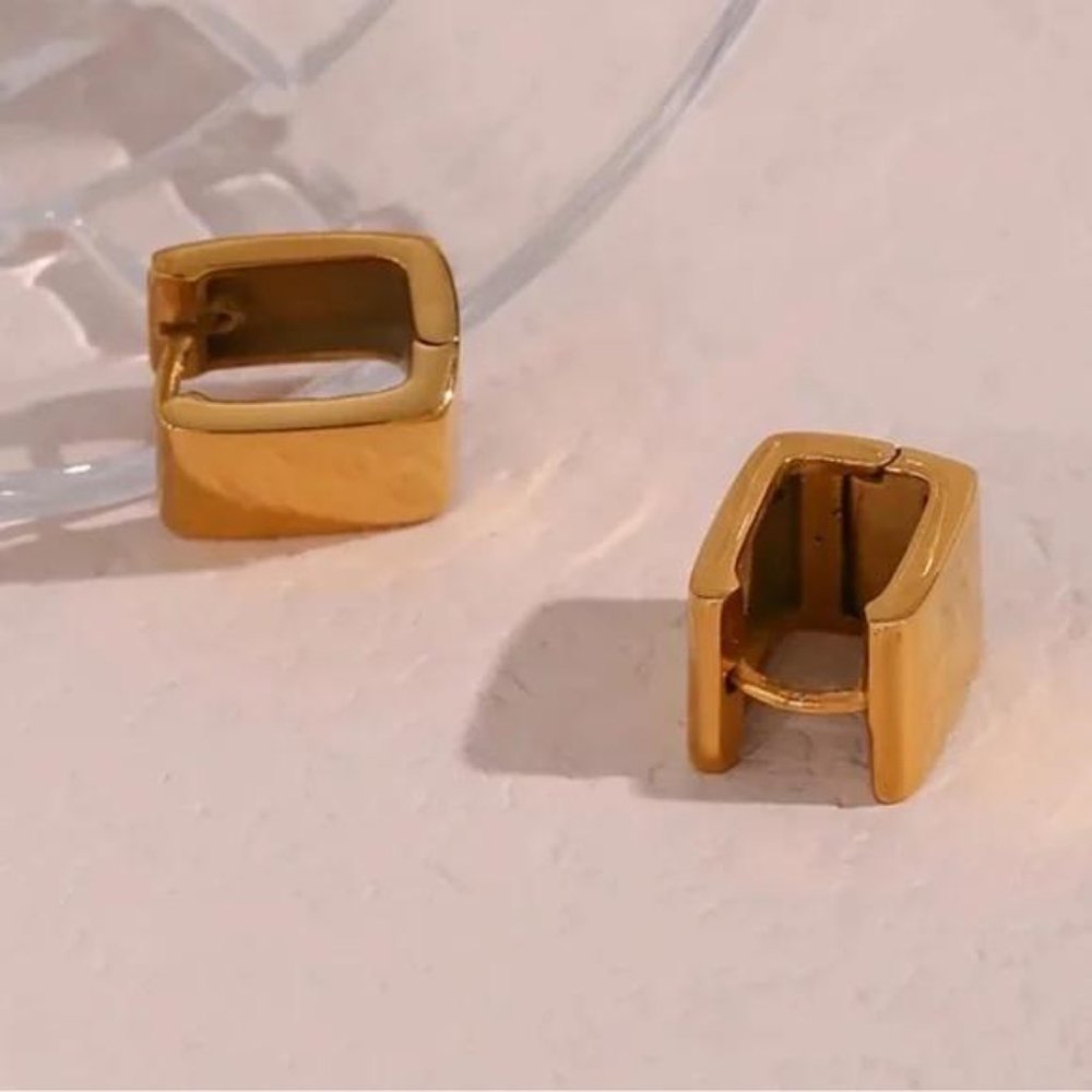 NEW 18K GOLD SQUARE EARRINGS, NICE EARRINGS, CUTE EARRINGS - Picture 3 of 7